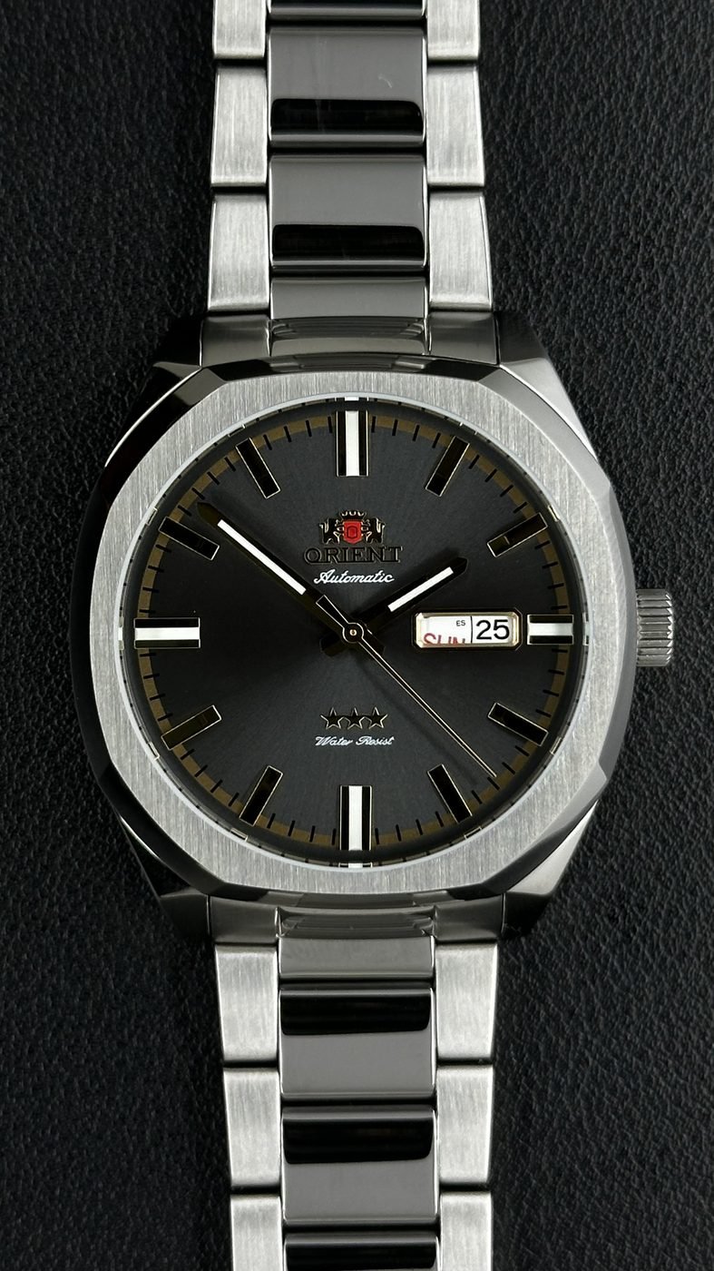 Orient 3 Estrelas Automático Preto e Dourado Calendário Duplo