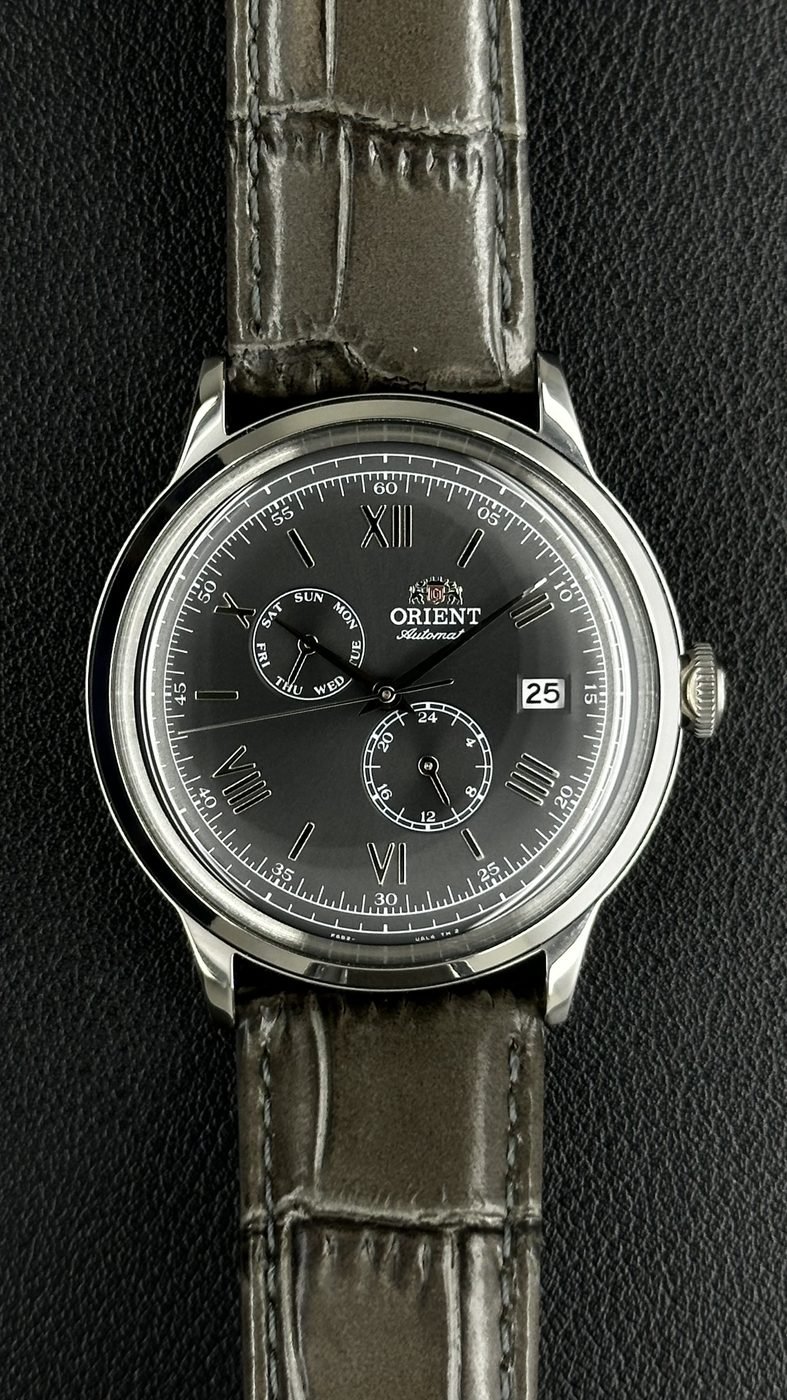 Orient Bambino V2 Automático Multifunção Cinza Numerais Romanos Couro