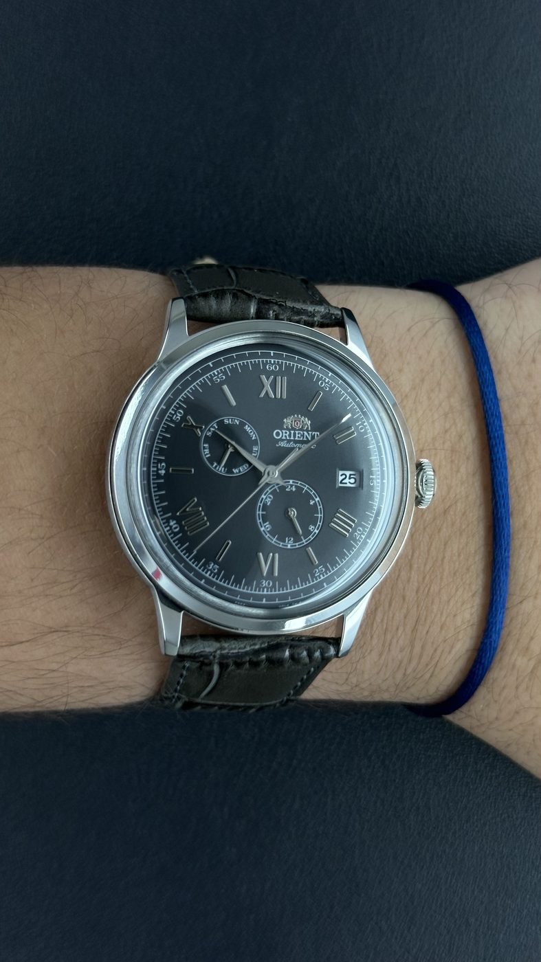 Orient Bambino V2 Automático Multifunção Cinza Numerais Romanos Couro
