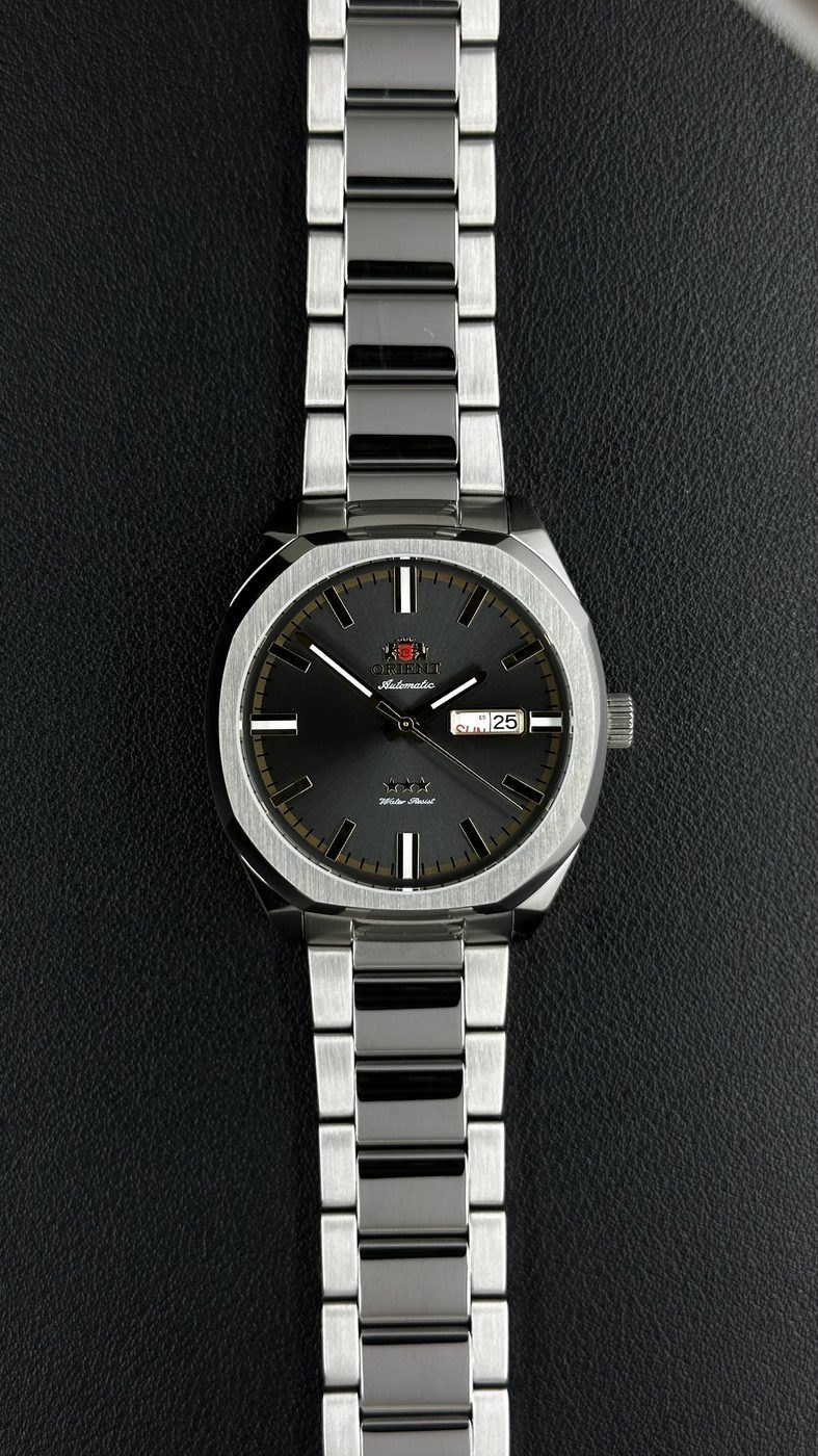 Orient 3 Estrelas Automático Preto e Dourado Calendário Duplo