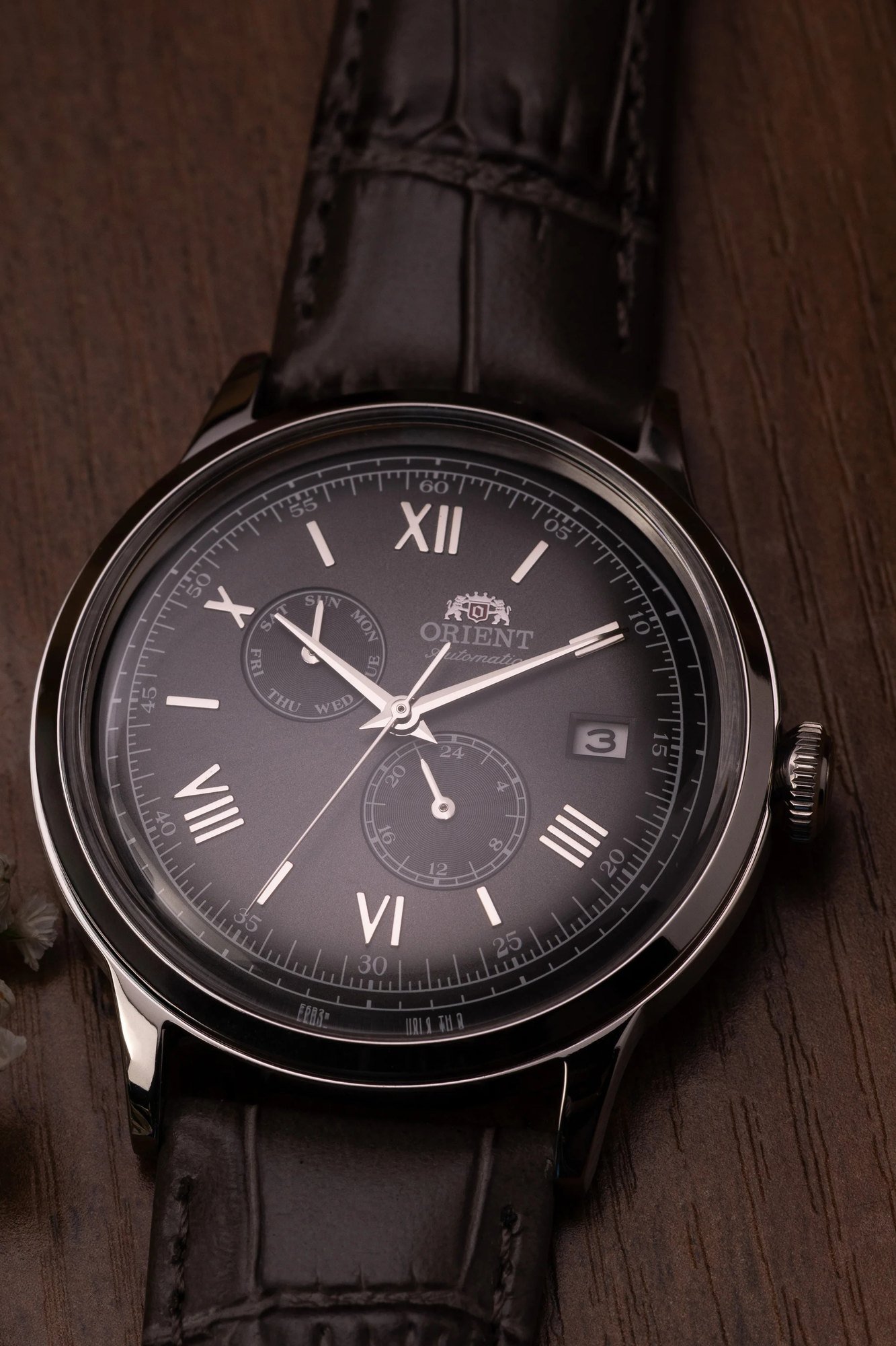 Orient Bambino V2 Automático Multifunção Cinza Numerais Romanos Couro